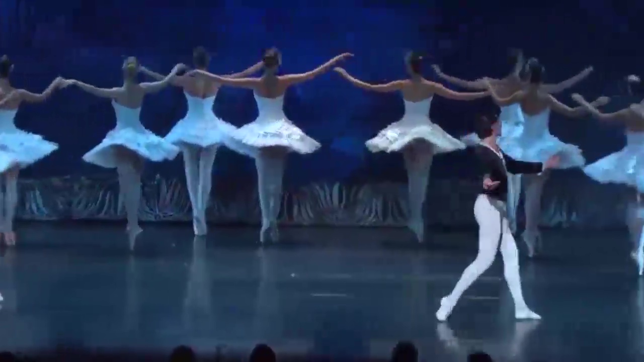 Imagen de El Ballet Imperial Ruso muestra El Lago de los Cisnes en el auditorio de Torrevieja