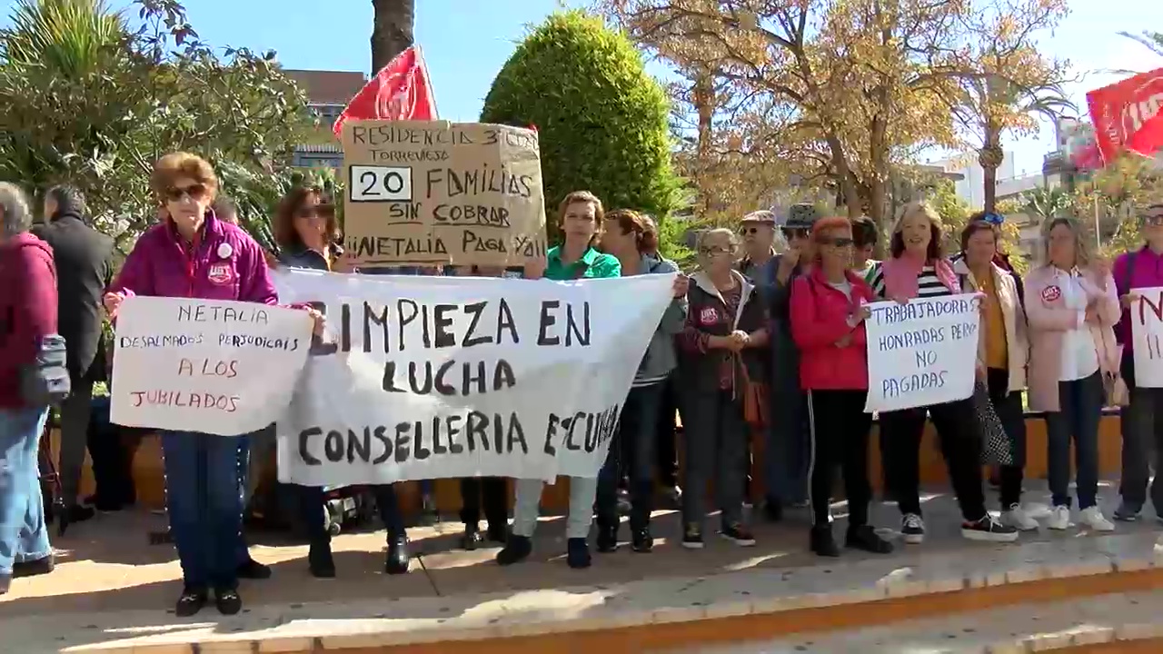 Imagen de Las trabajadoras de la limpieza de la Residencia trasladan la protesta al centro de Torrevieja