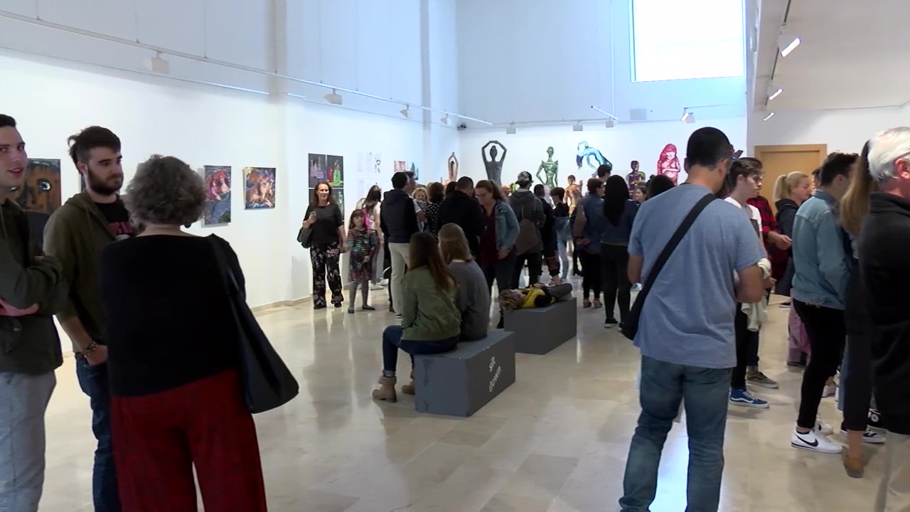 Imagen de 50 futuros artistas llenan de color las paredes de la sala de exposiciones del Centro Cultural