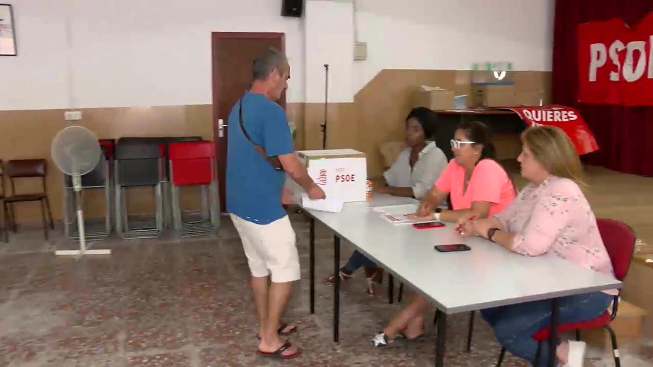 Imagen de Solo 38 militantes de los 174 del PSOE de Torrevieja votan en la consulta de pacto para el Consell