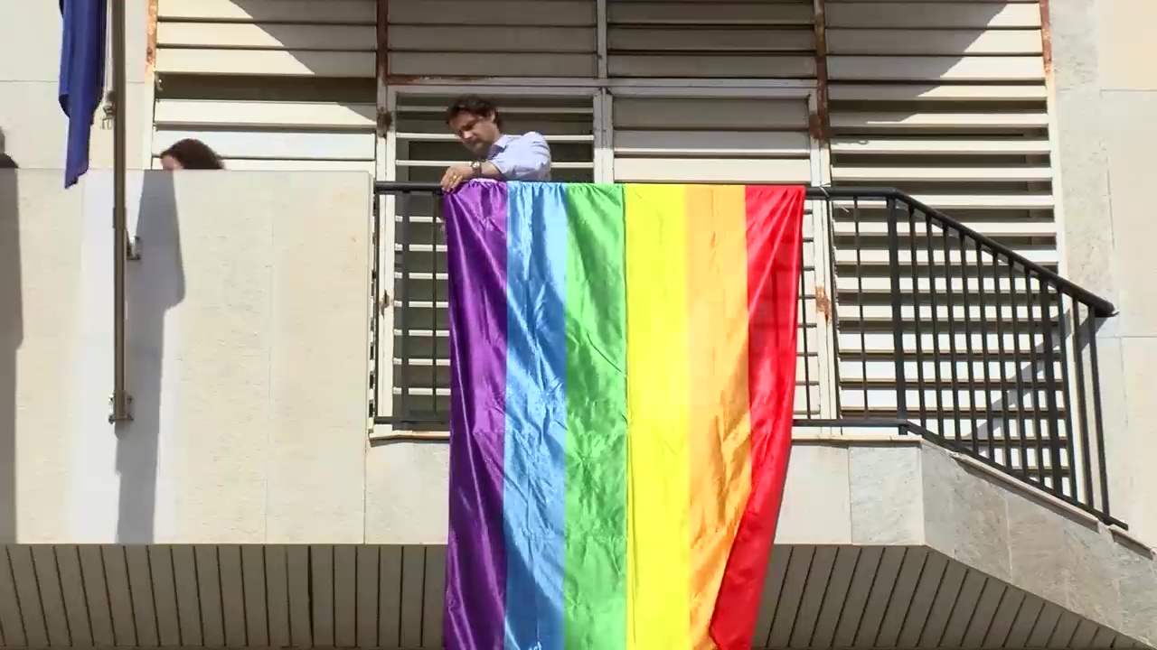 Imagen de El ayuntamiento coloca en el balcón del Ayuntamiento la bandera del Orgullo