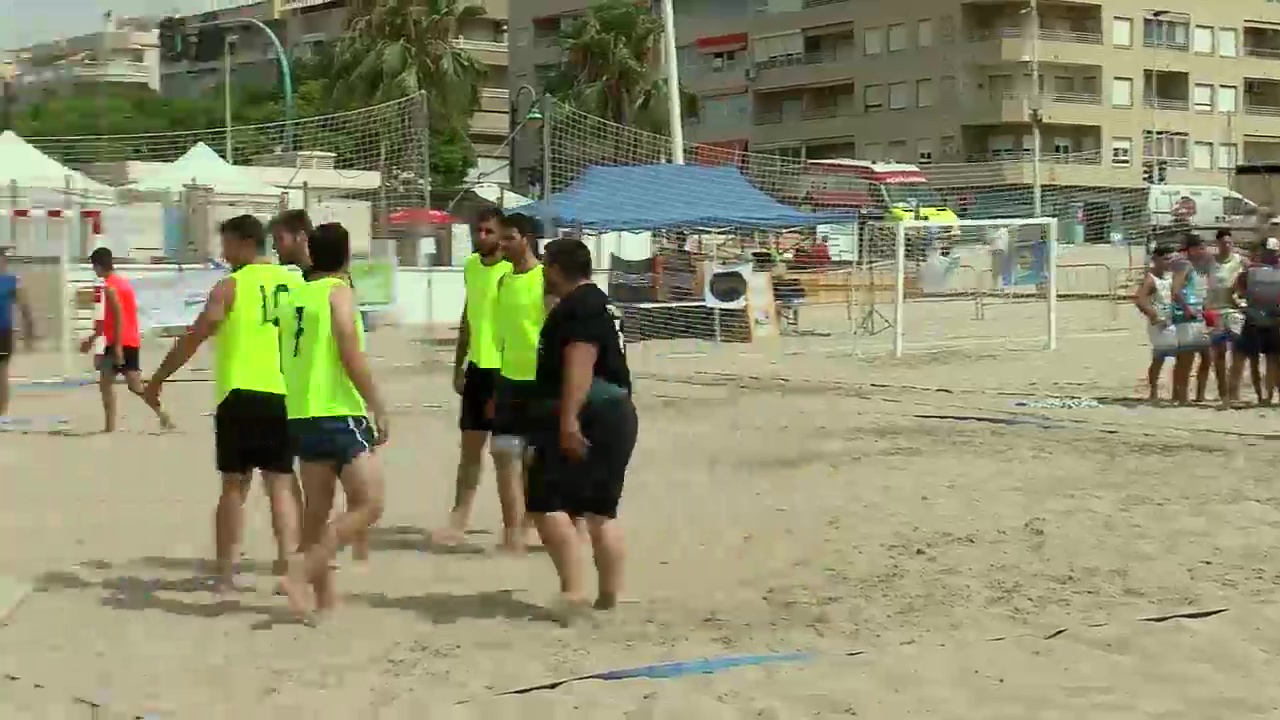 Imagen de Siete veranos de competición en Balonmano Playa por una buena causa