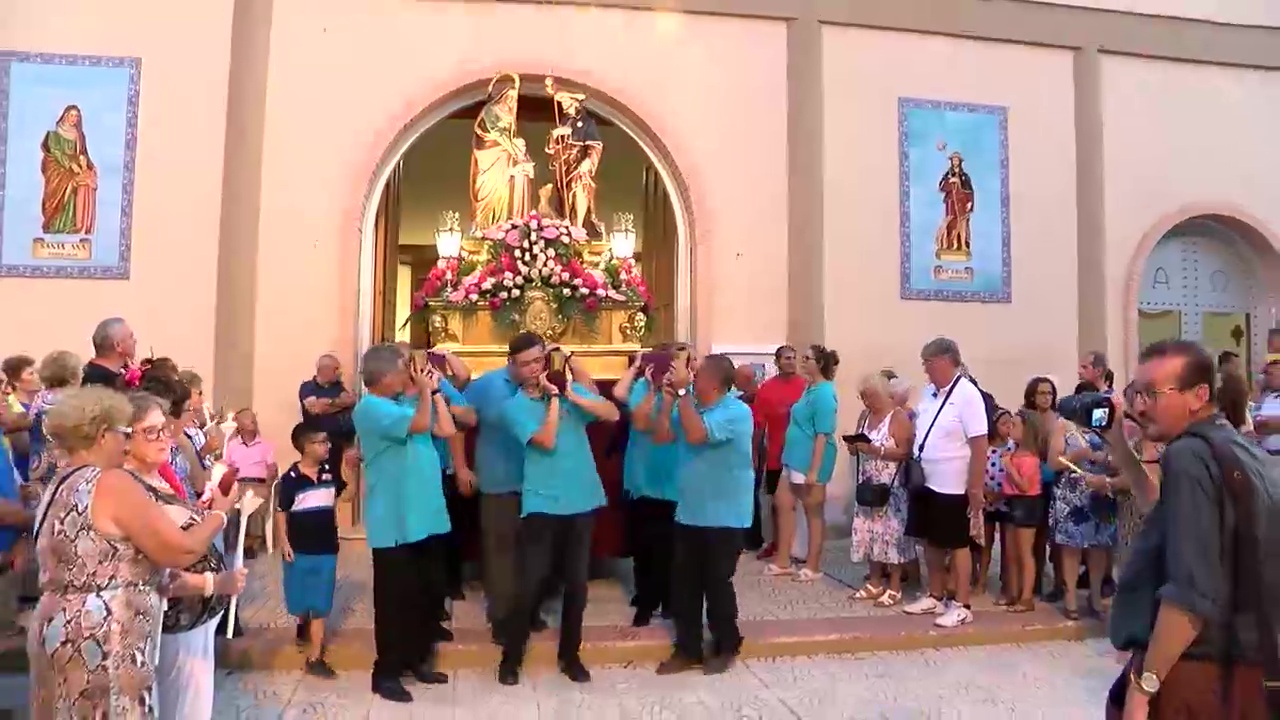 Imagen de San Roque y Santa Ana procesionan juntos por primera vez