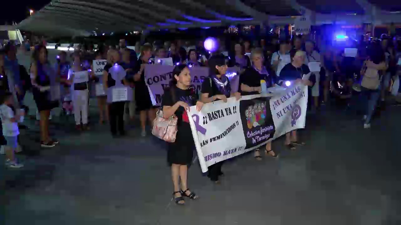 Imagen de Las calles de Torrevieja se tiñen de violeta para denunciar la violencia machista