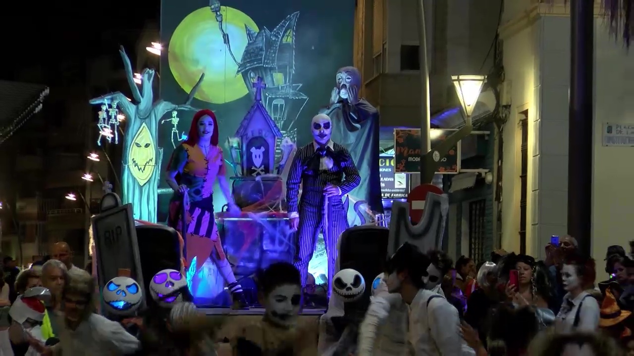 Imagen de Torrevieja vive su noche más terrorífica con un gran desfile de Halloween