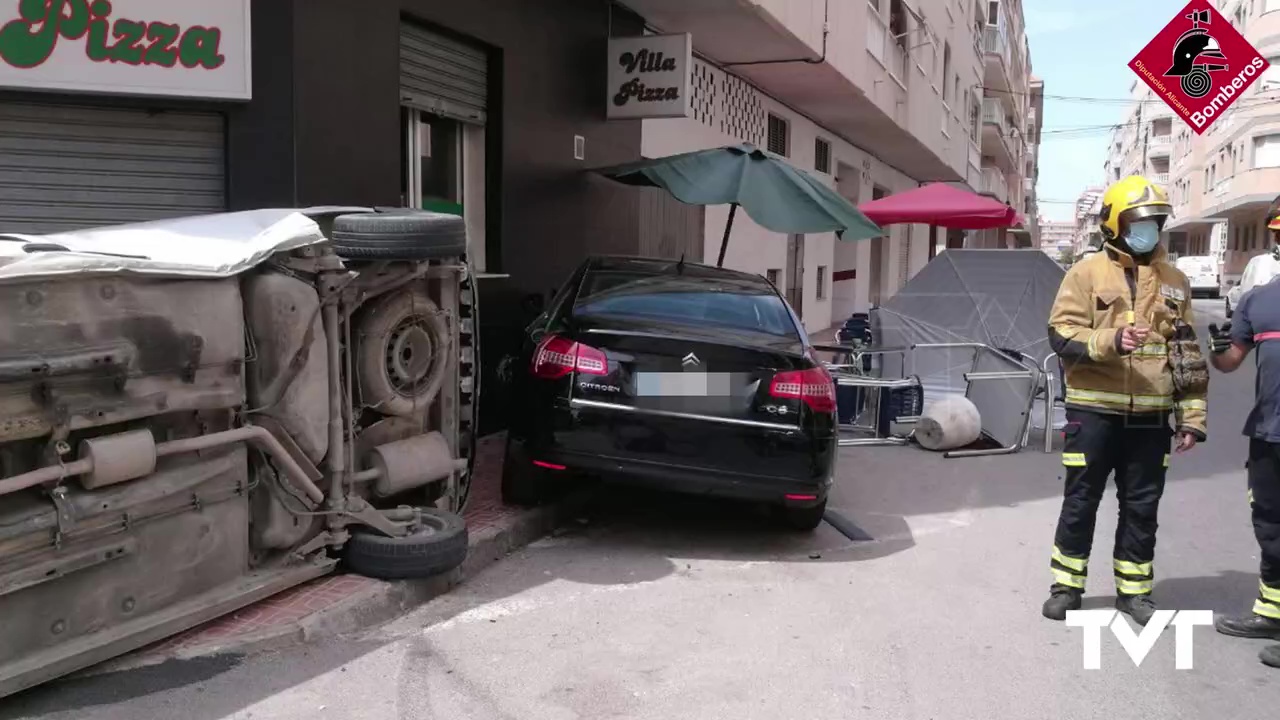Imagen de Un conductor queda atrapado en su vehículo tras impactar contra una pizzería