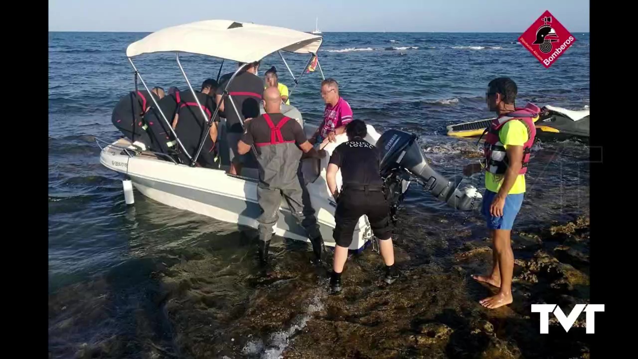 Imagen de Rescate de una embarcación tras encallar en Cala Ferrís