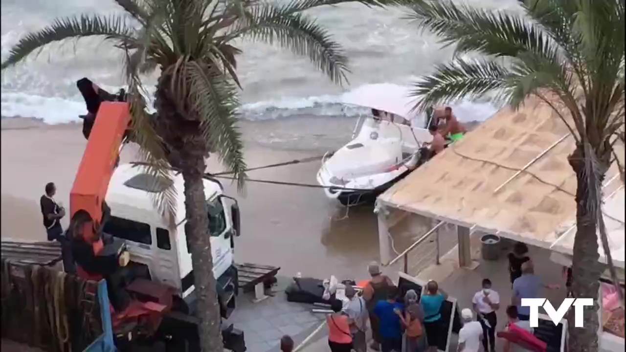 Imagen de Una embarcación de recreo queda varada en la Playa del Cura