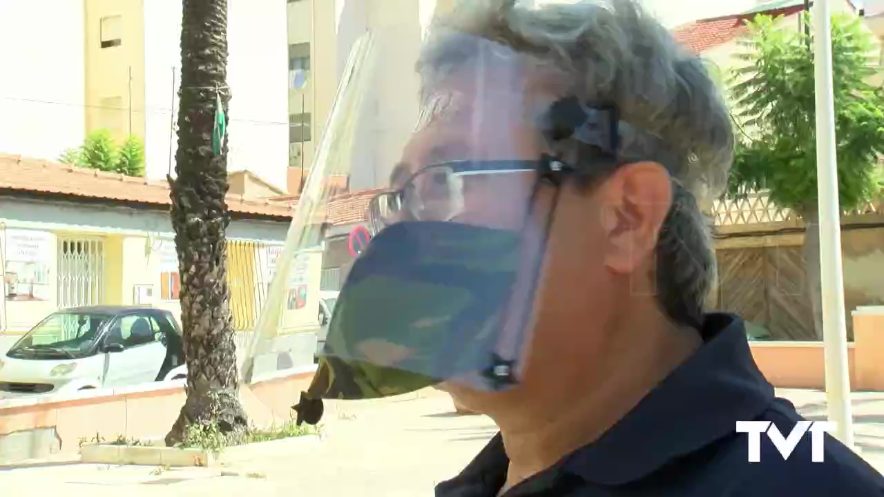 Imagen de  Un vecino de Torrevieja inventa una pantalla protectora con mascarilla incluida