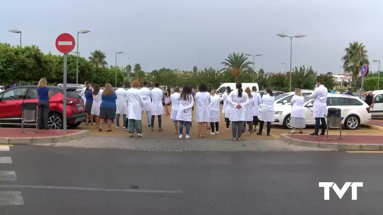 Imagen de Manifestación y contramanifestación en las puertas del Hospital de Torrevieja