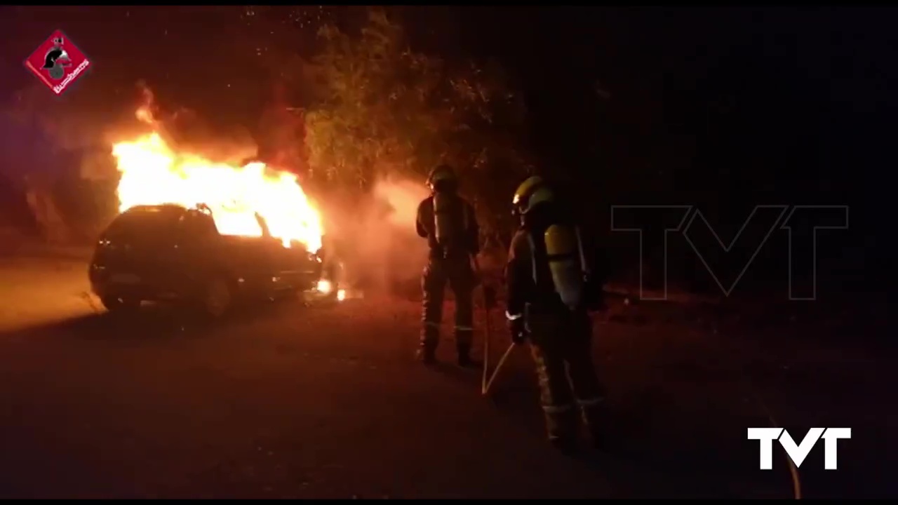 Imagen de Los bomberos intervienen en el incendio de un vehículo que queda en siniestro total