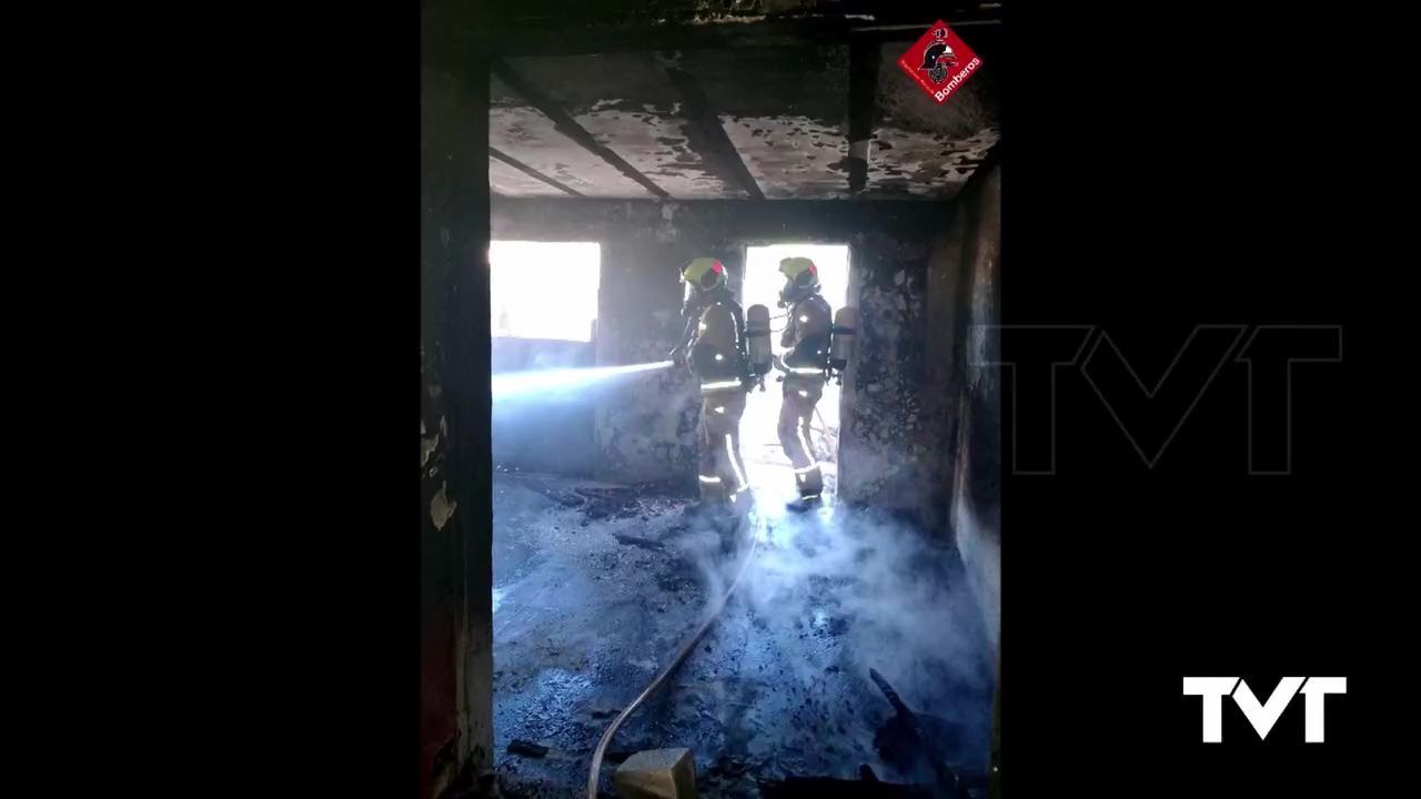 Imagen de Un incendio arrasa dos habitaciones de la primera planta de una vivienda en calle Cerezo