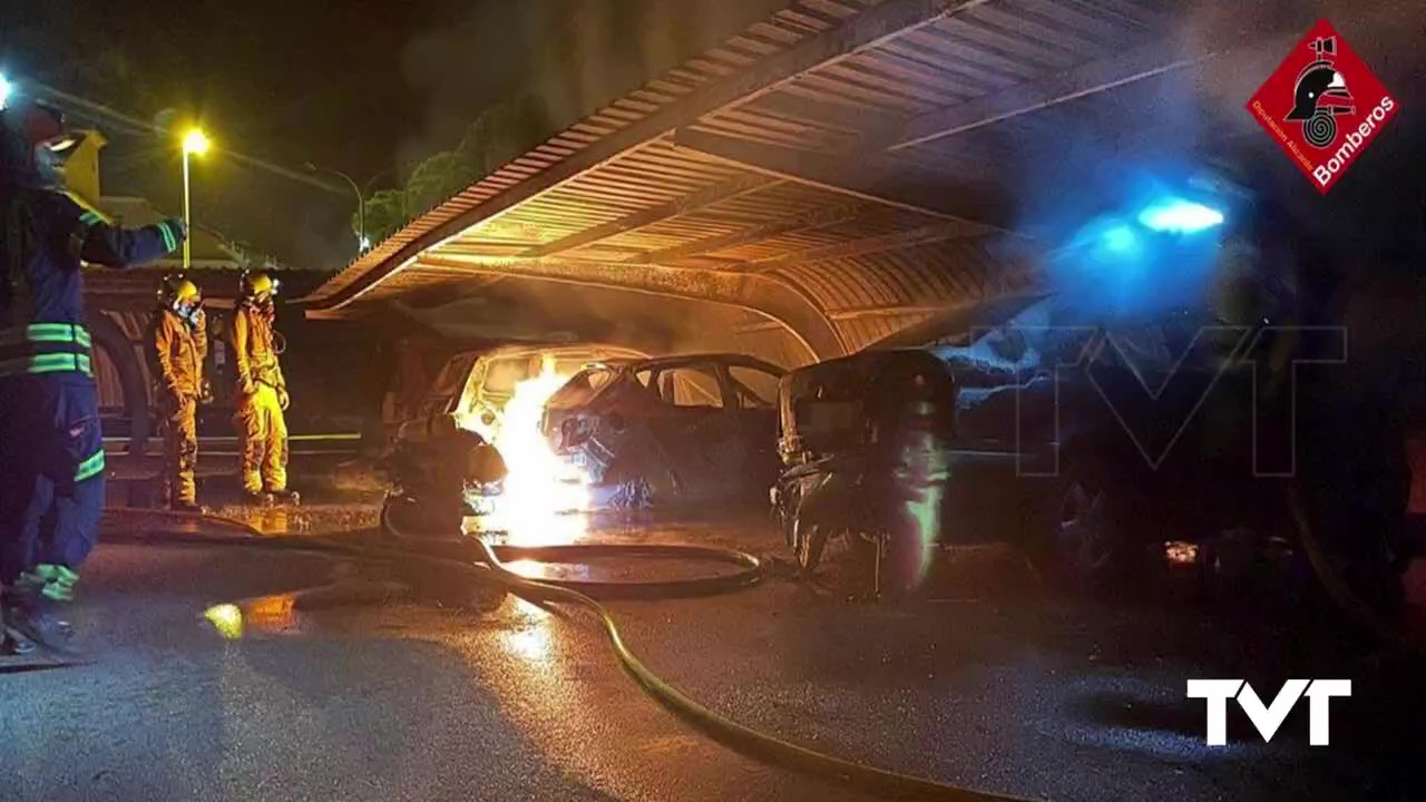 Imagen de Los bomberos intervienen en el incendio de cuatro vehículos en La Mata