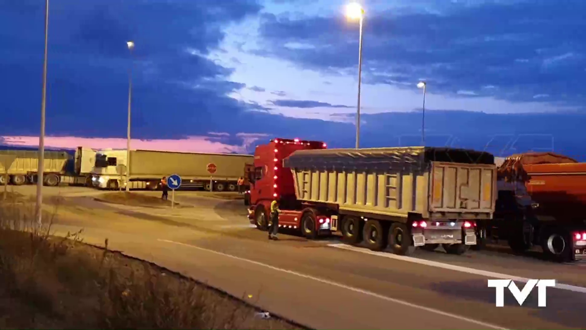 Imagen de Amplio despliegue policial ante la llegada de más de medio millar de camiones para cargar sal