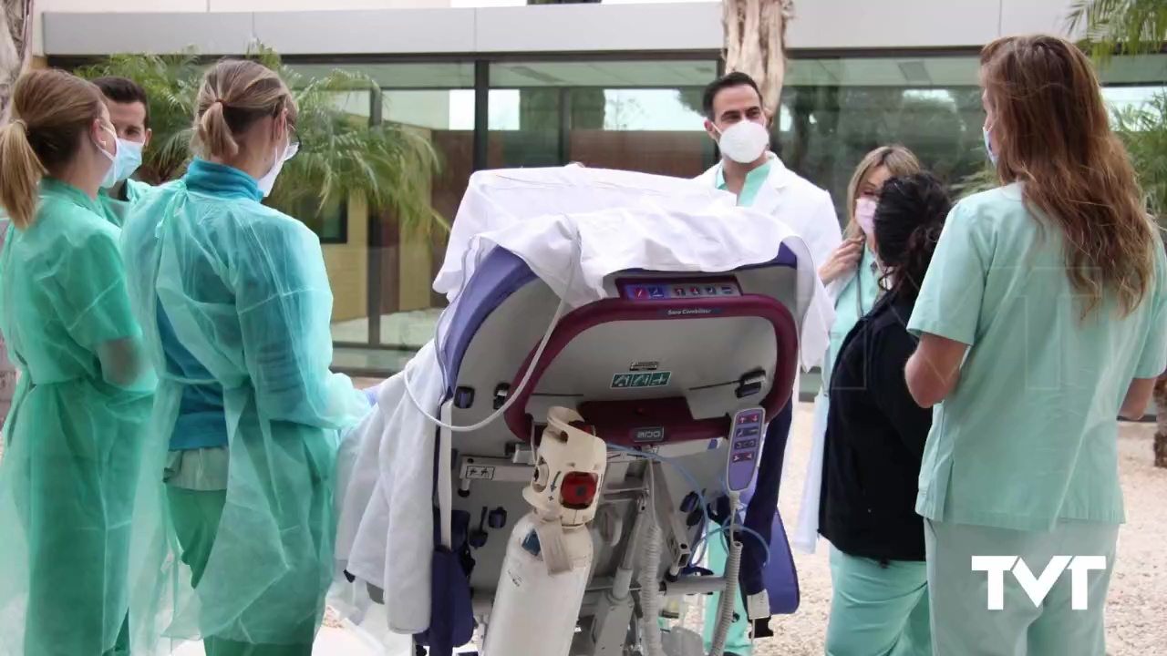 Imagen de Acompañan a un paciente de la UCI en un paseo al aire libre tras más de dos meses de ingresado