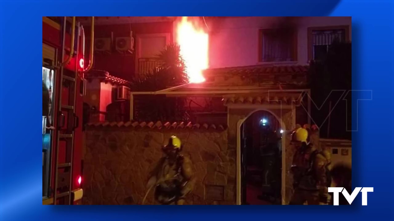 Imagen de Las llamas arrasan una vivienda tras un fuego originado en un colchón