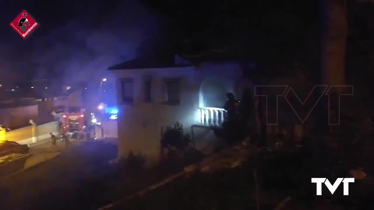 Imagen de Importante incendio en una vivienda en Los Balcones. En el sótano se encontraban 4 botellas de gas