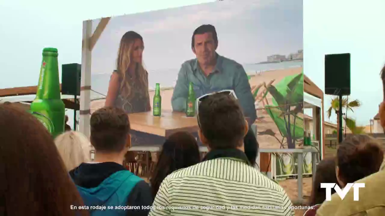 Imagen de La playa de La Mata, escenario de un spot de la Eurocopa y una marca de cerveza, con Luis Figo