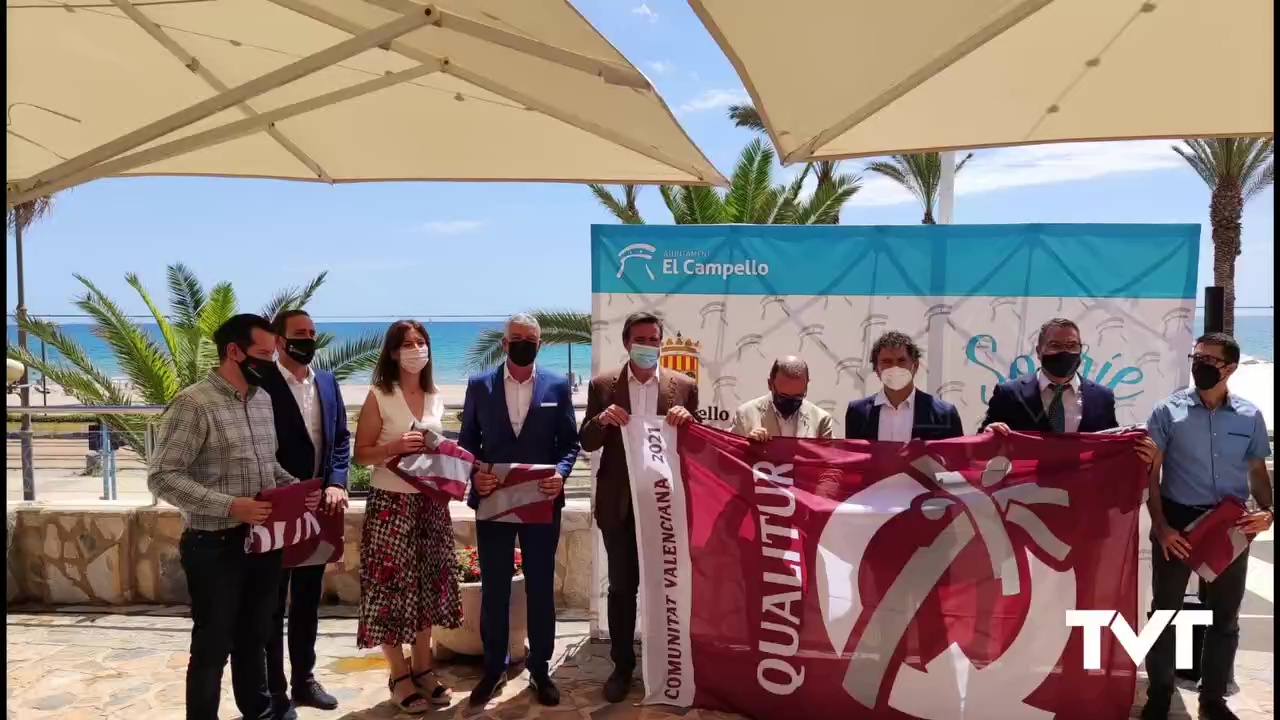 Imagen de Torrevieja renueva sus banderas Qualitur para seis de sus playas