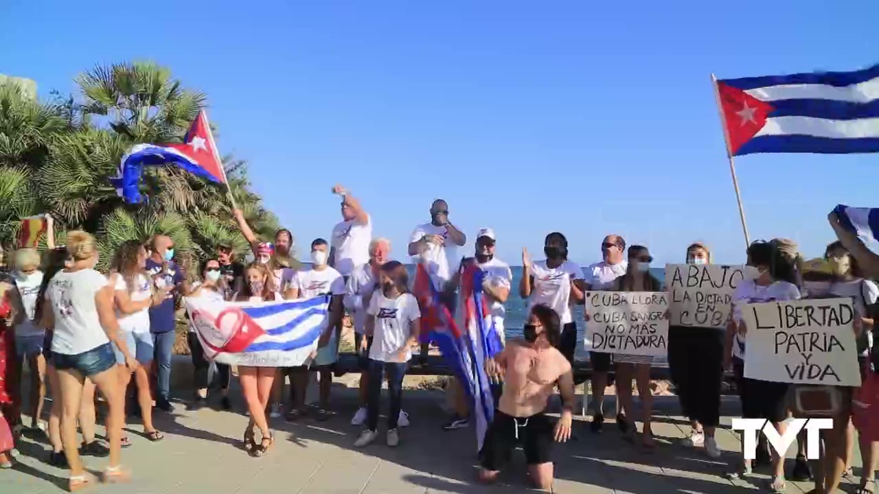 Imagen de Vecinos cubanos que residen en Torrevieja muestran su apoyo al pueblo cubano