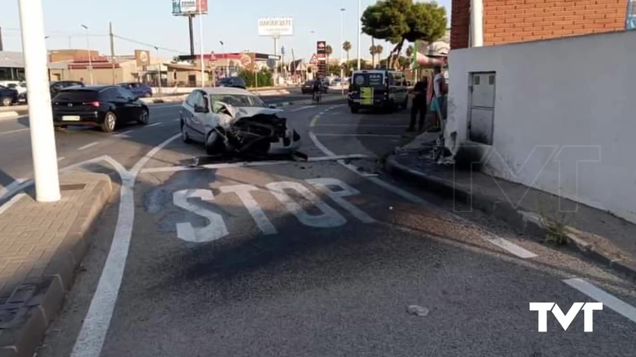 Imagen de Un vehículo colisiona contra un muro en Torrevieja