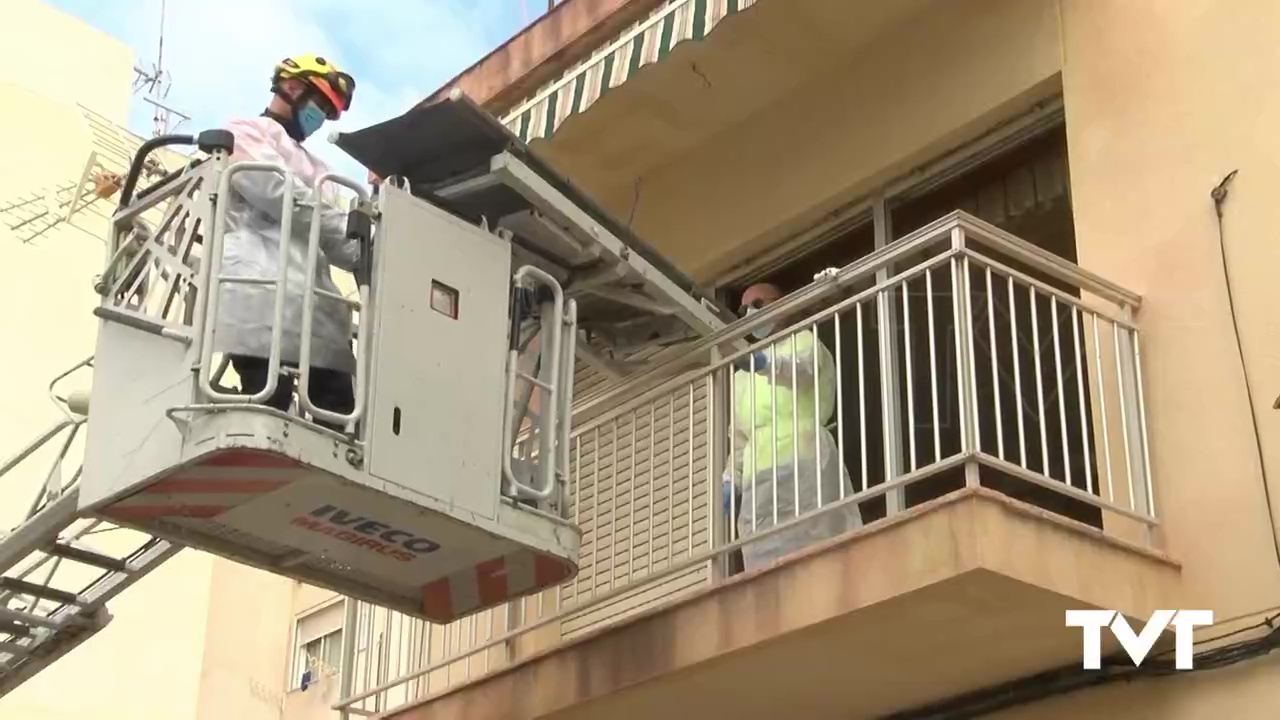 Imagen de Los bomberos rescatan a un hombre atrapado en su vivienda de Torrevieja