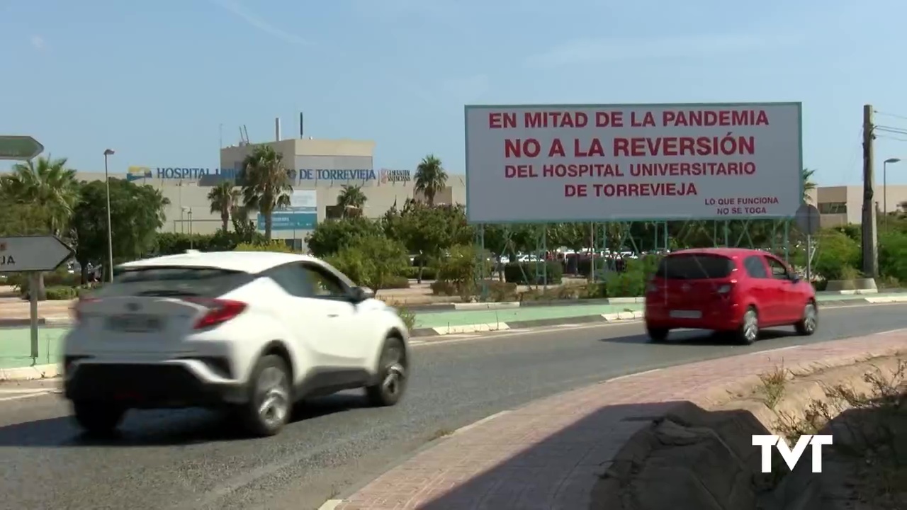 Imagen de Ribera Salud coloca carteles en las inmediaciones del Hospital de Torrevieja contra de la reversión