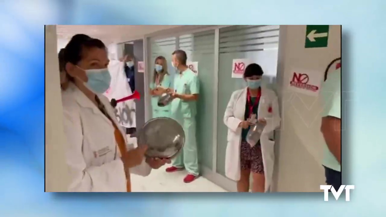Imagen de Trabajadores del Hospital de Torrevieja rechazan la reversión con una «cacerolada» en los pasillos