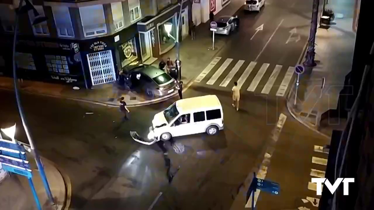 Imagen de Dos vehículos implicados en un accidente de tráfico en pleno centro de Torrevieja