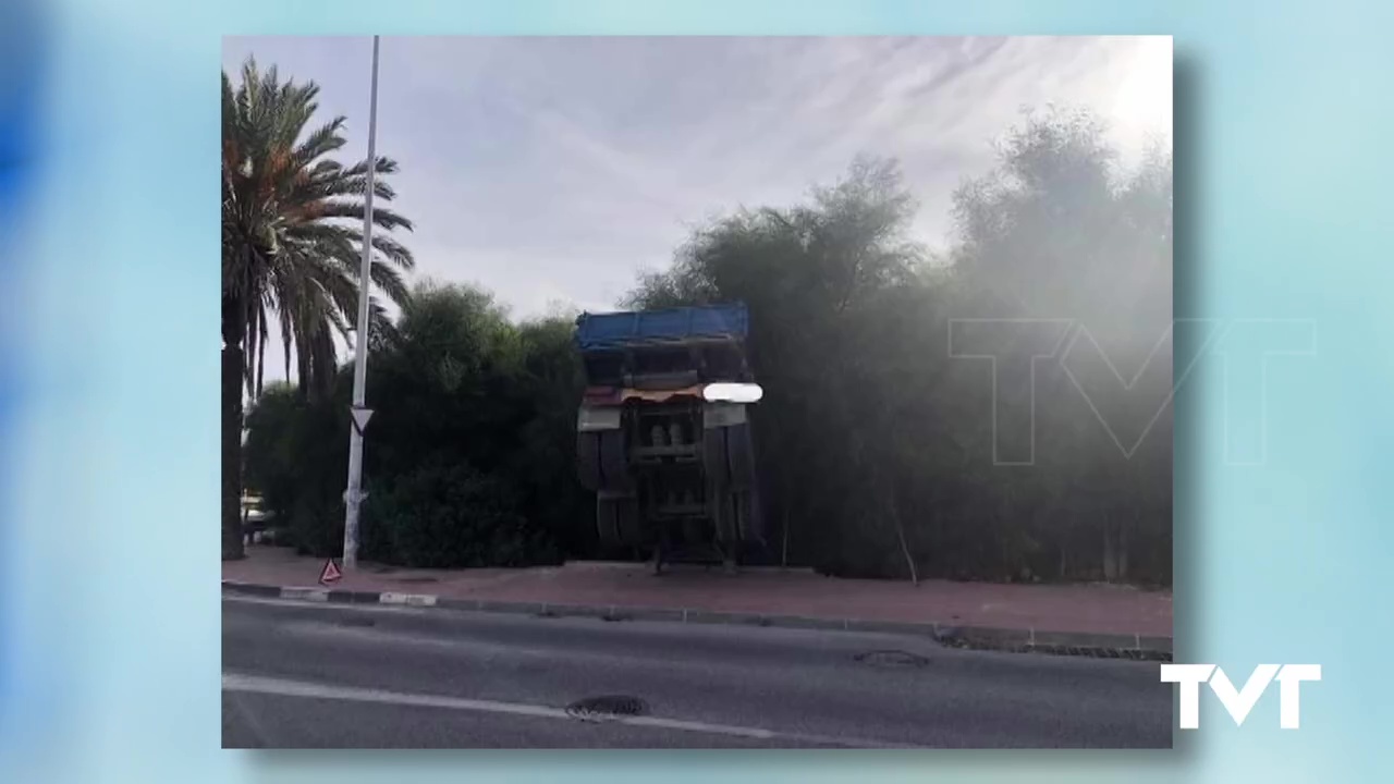 Imagen de Un camión de gran tonelaje pierde el control y acaba empotrado en un arcén