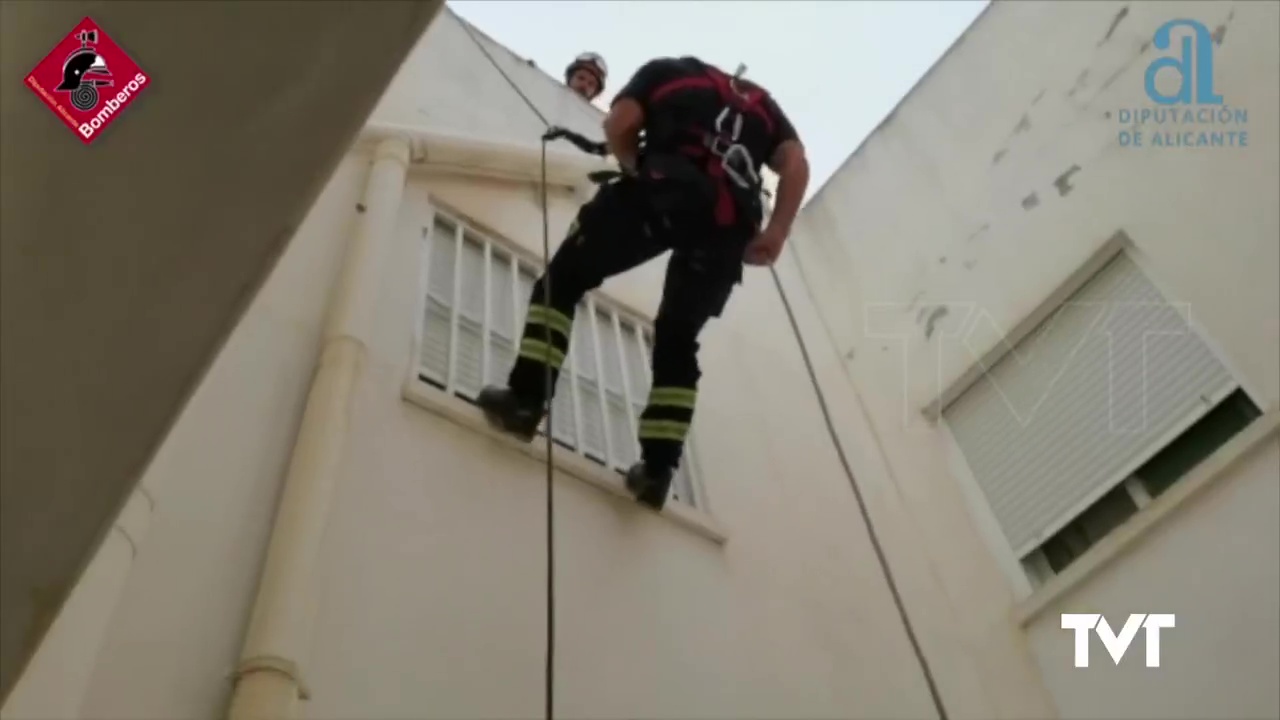 Imagen de Los bomberos acuden al rescate de un señor mayor que se había caído en su domicilio