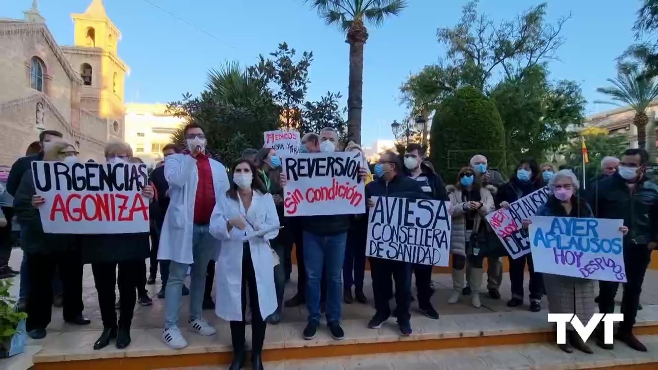 Imagen de Protesta a las puertas del ayuntamiento por los sanitarios sin MIR no subrrogados por Conselleria