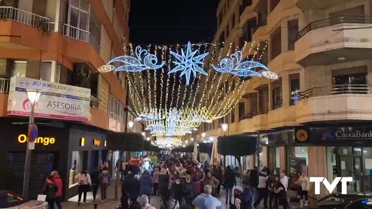 Imagen de Torrevieja ya luce su nuevo alumbrado de Fiestas Patronales y navideño