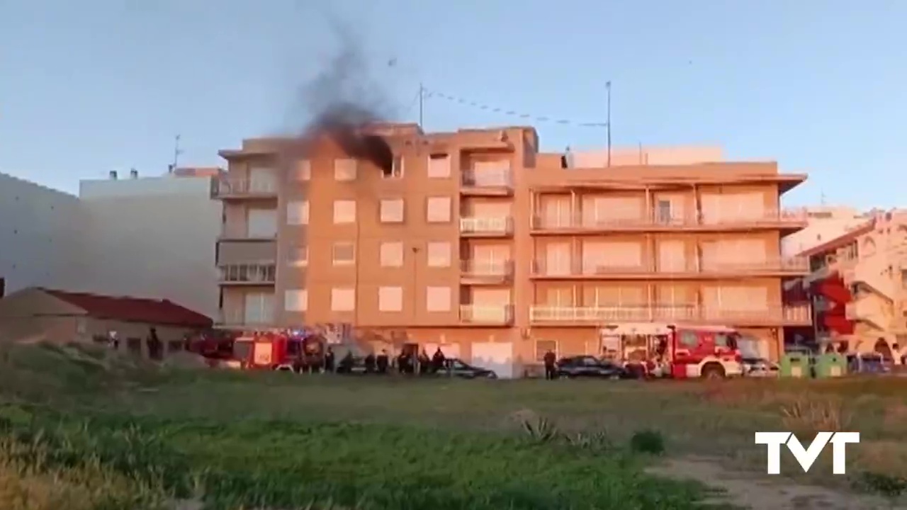 Imagen de Los Bomberos controlan un incendio en una vivienda de La Mata