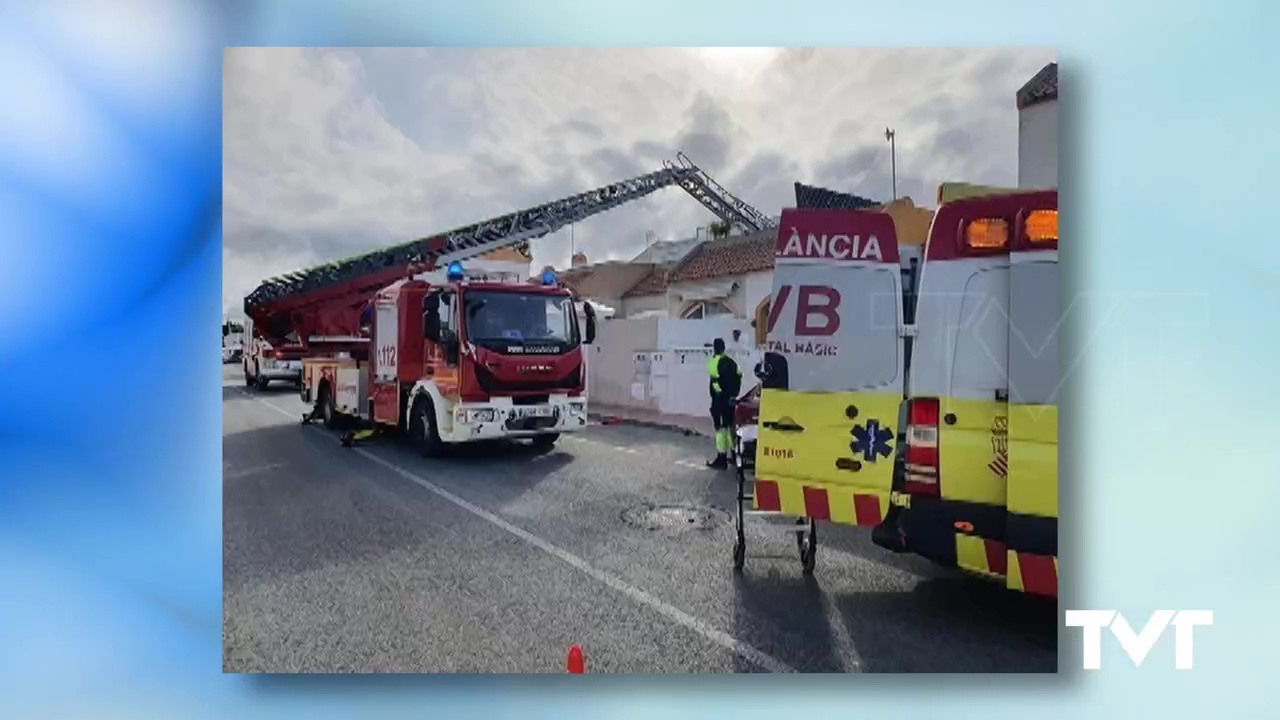 Imagen de Los bomberos de Torrevieja rescatan a una mujer de 80 años con fractura de cadera