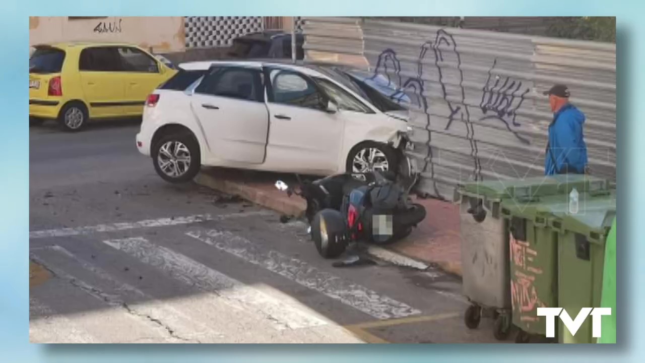 Imagen de Un coche se salta un stop arrollando a otro y lo empotra contra una valla metálica