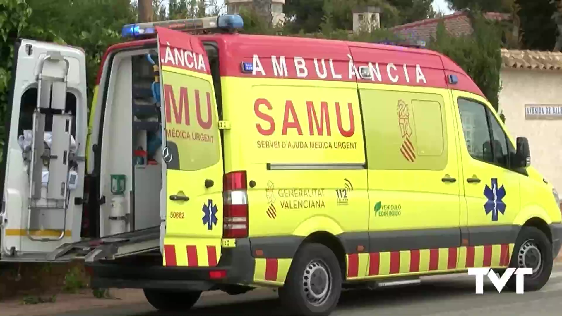 Imagen de El SAMU asiste a un motorista tras colisionar su moto y un coche en Torrevieja