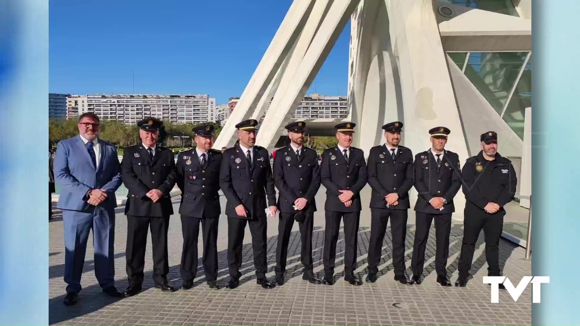 Imagen de 18 medallas de plata y oro reuniendo a policías, guardias civiles y ciudadanos de Torrevieja