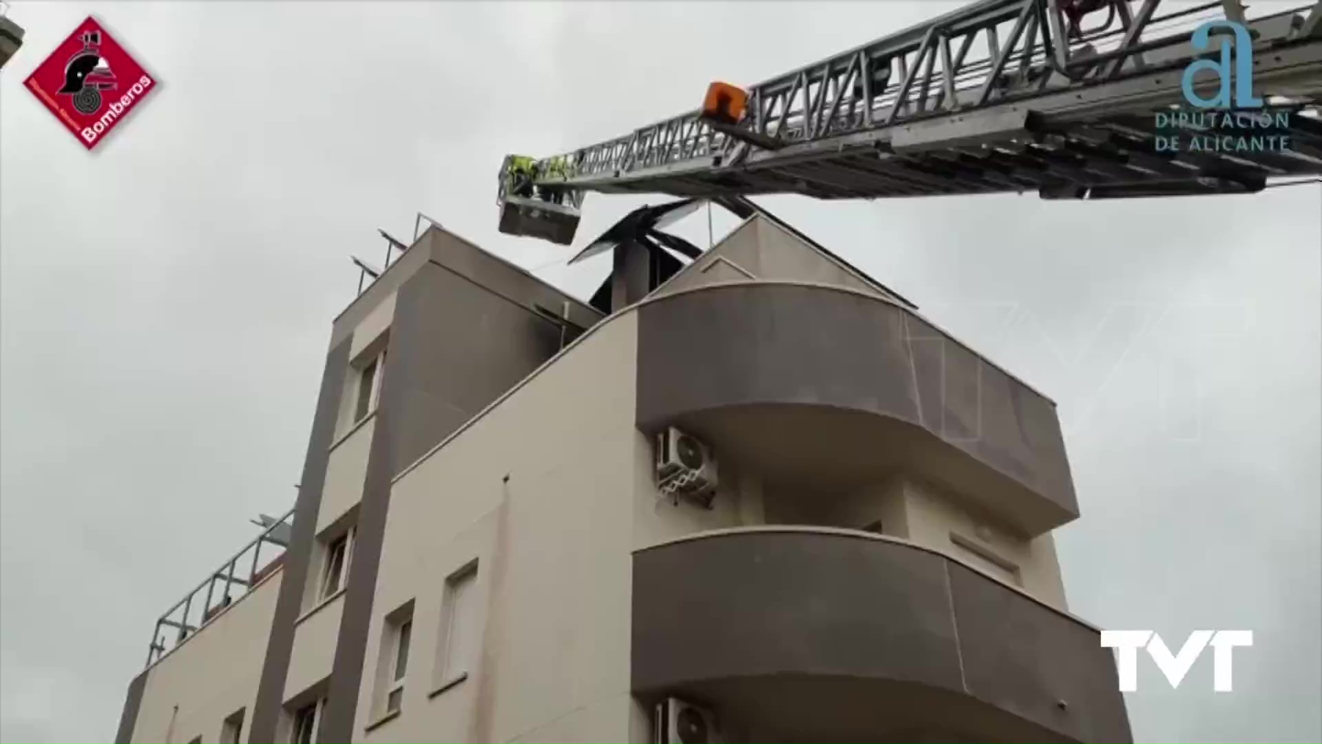 Imagen de Los bomberos evitan desprendimientos de una cornisa en La Mata