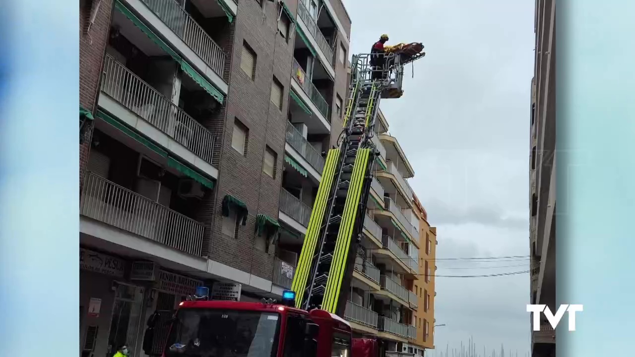 Imagen de Los bomberos logran sacar de un 4º piso a un varón con obesidad mórbida para su traslado al hospital