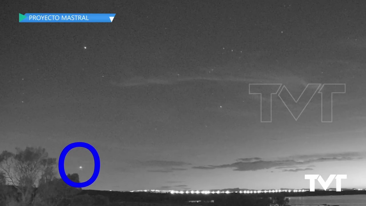 Imagen de El cielo nocturno de Torrevieja nos sorprende con una de las etapas de cohete Falcon