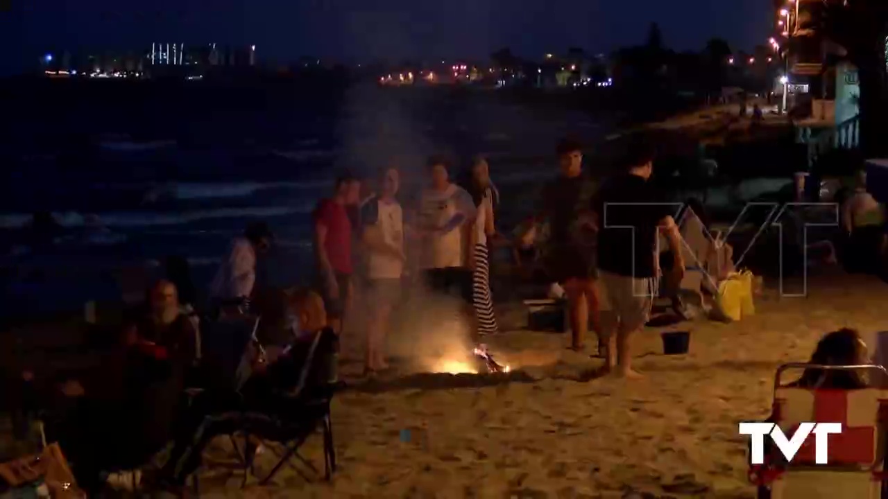 Imagen de Vuelve la noche de hogueras en la playa junto a un espectacular castillo de fuegos artificiales