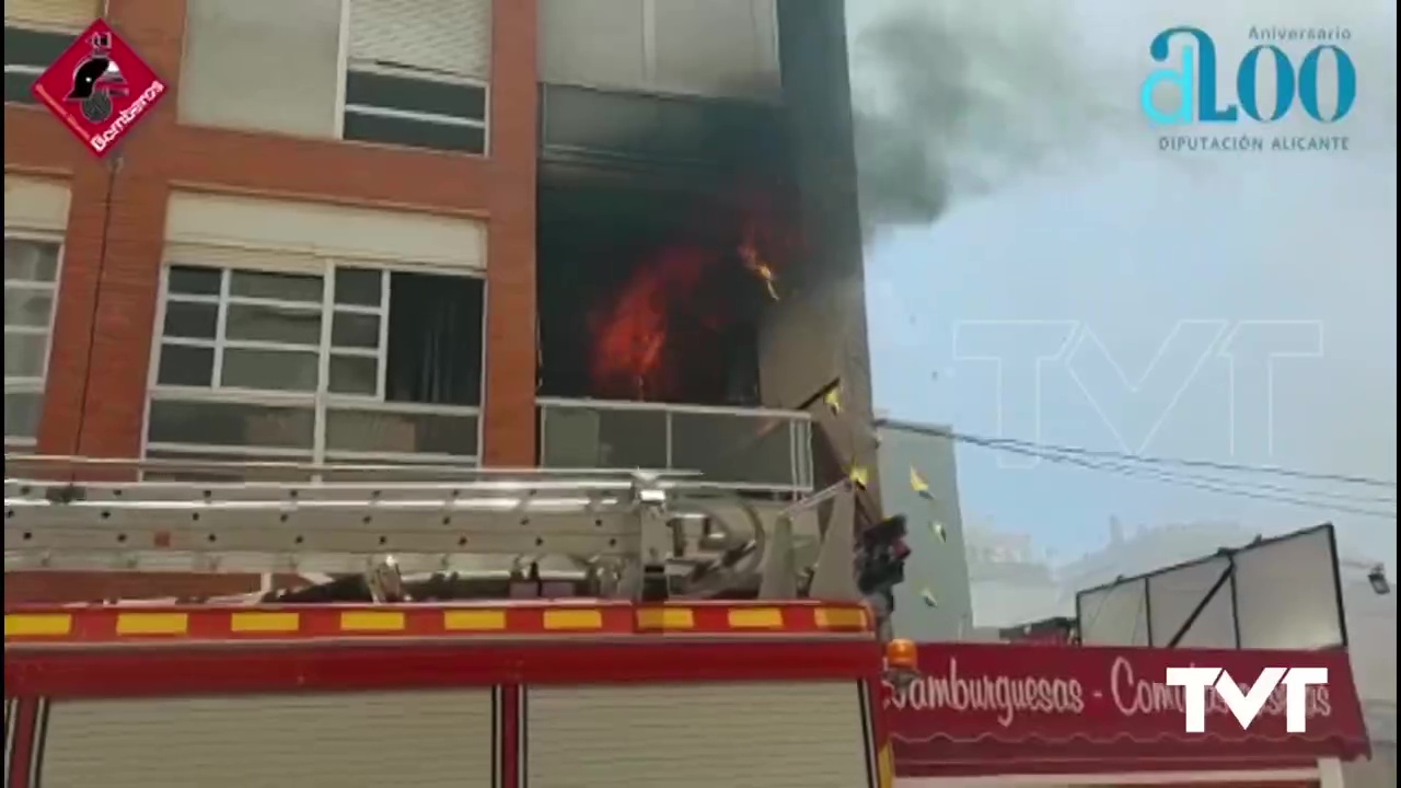 Imagen de Un incendio arrasa la cocina y el salón de una vivienda en Torrevieja