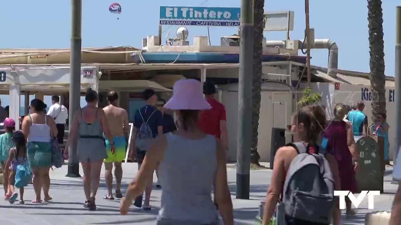 Imagen de Las playas y paseos de Torrevieja se llenan en esta segunda quincena de julio