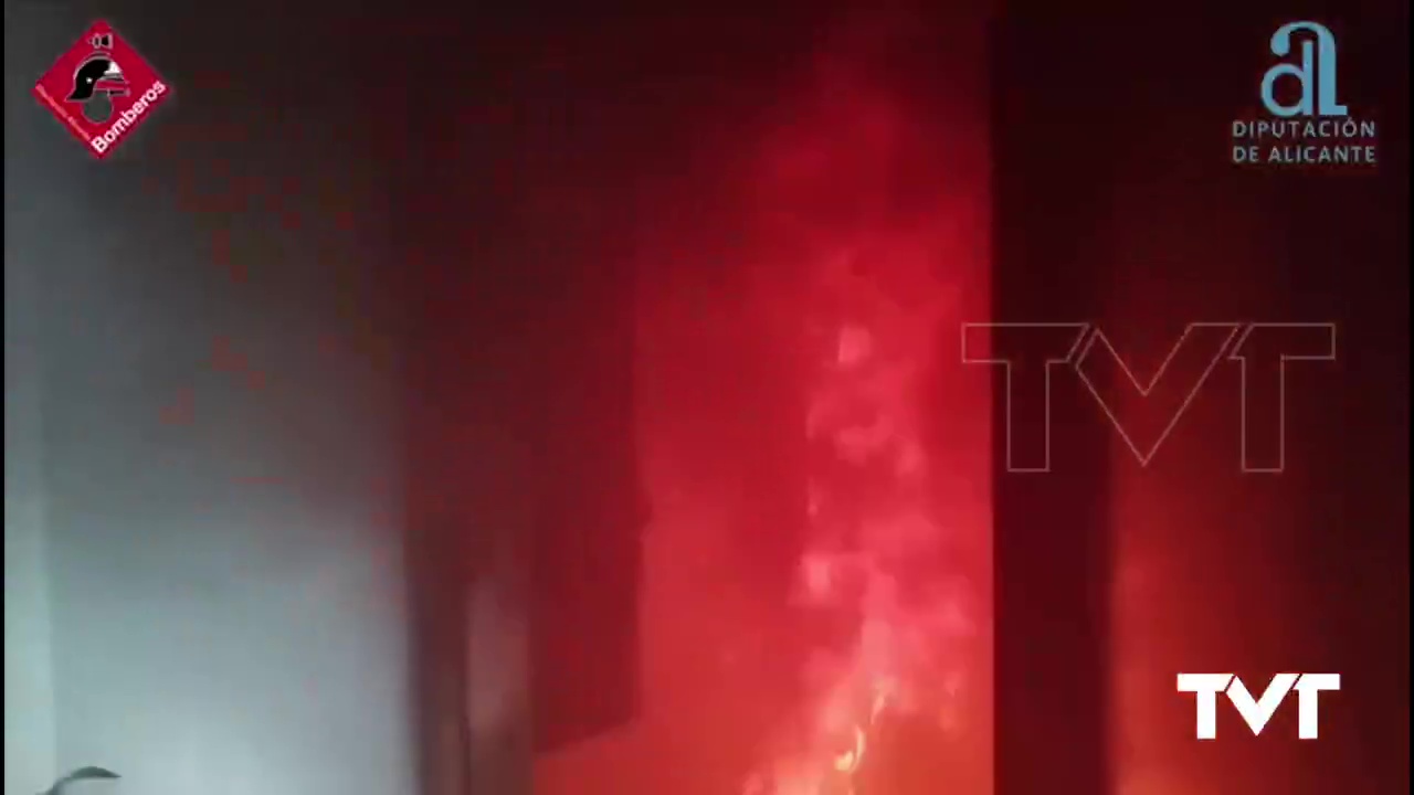 Imagen de Un incendio calcina el cuadro de contadores de una vivienda