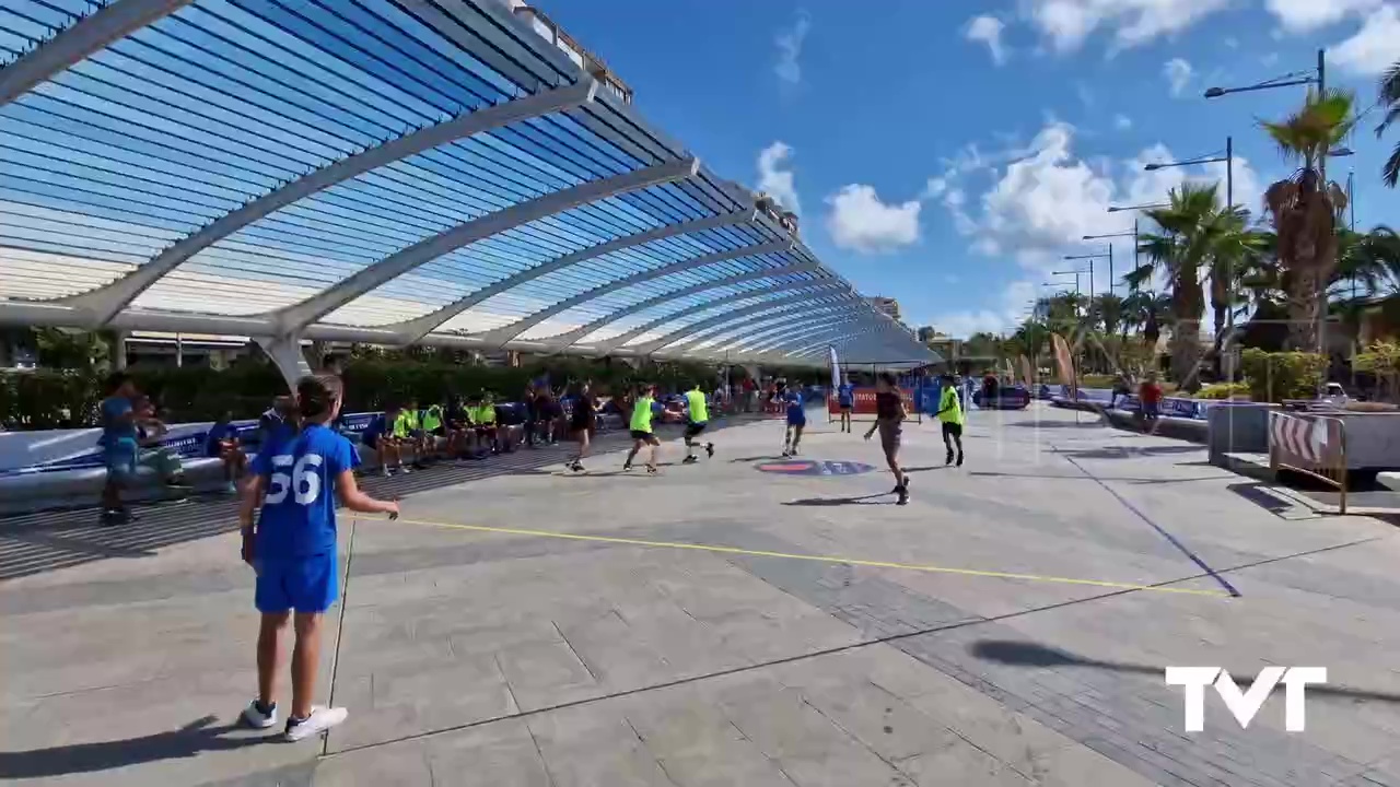 Imagen de Más de 250 personas participan en «Handbol al carrer»