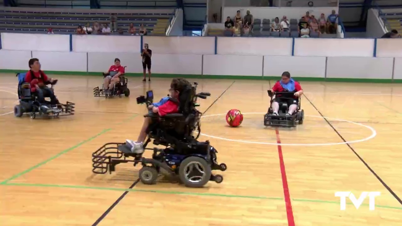 Imagen de Torrevieja acoge por primera vez una exhibición de fútbol en silla motorizada