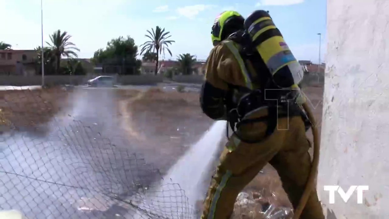 Imagen de Los bomberos sofocan rápidamente un pequeño incendio originado junto a una gasolinera