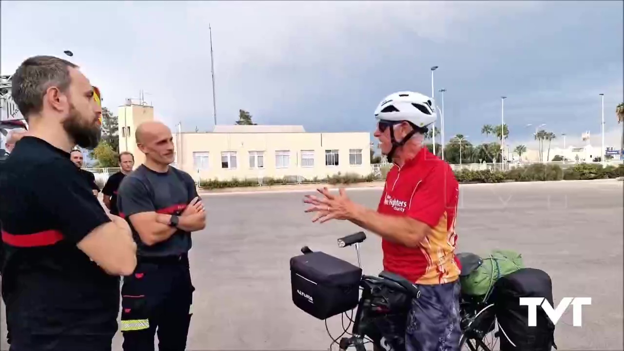 Imagen de Un bombero viaja en bicicleta desde Liverpool a Torrevieja, para ayudar a una Organización Benéfica