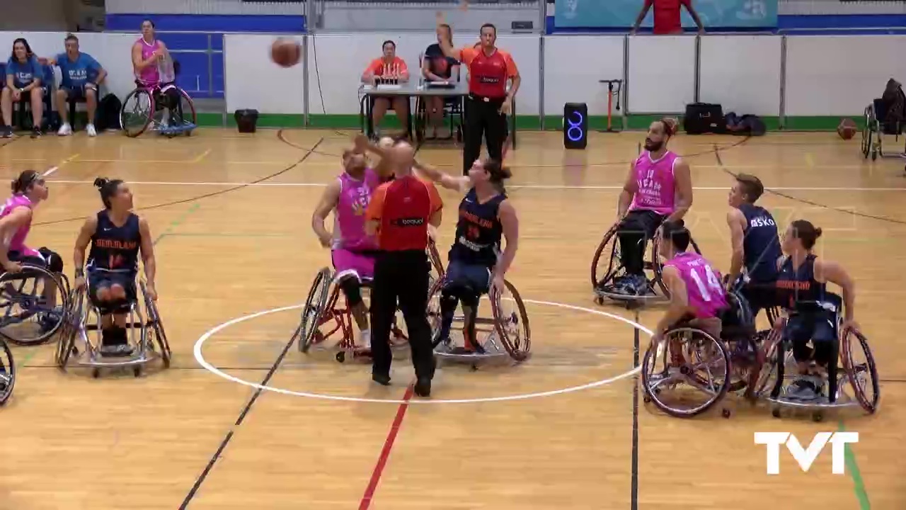 Imagen de La selección paralímpica femenina de baloncesto de Holanda entrena en Torrevieja